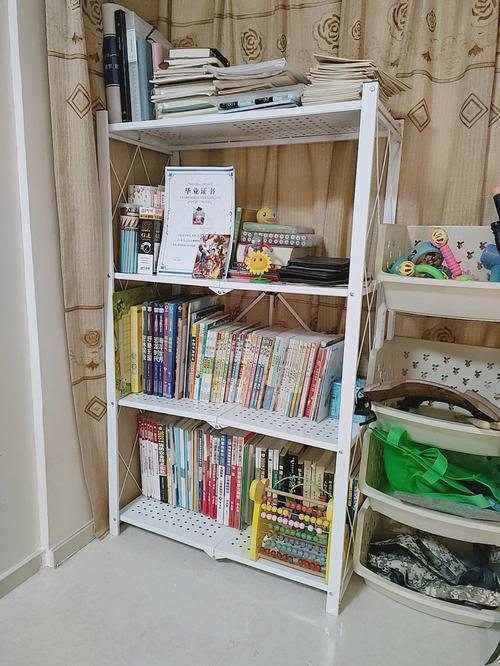 Small Space Solutions: DIY Bookshelf Ideas