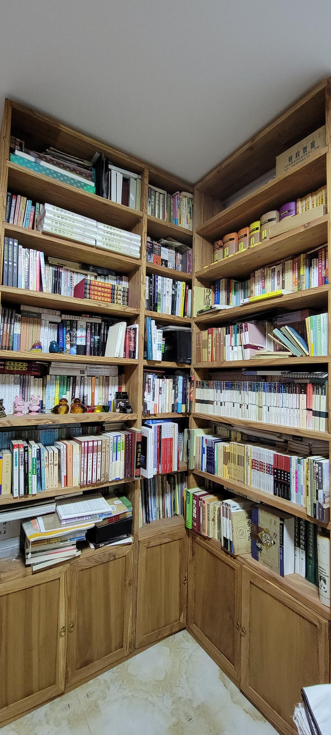 how to organize a bookshelf